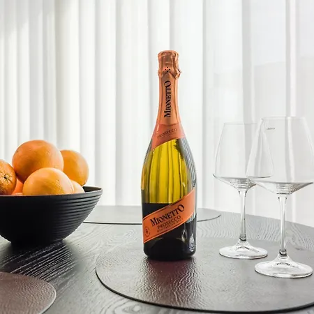 Elegant Seaview Flat In Noblessner 아파트 탈린